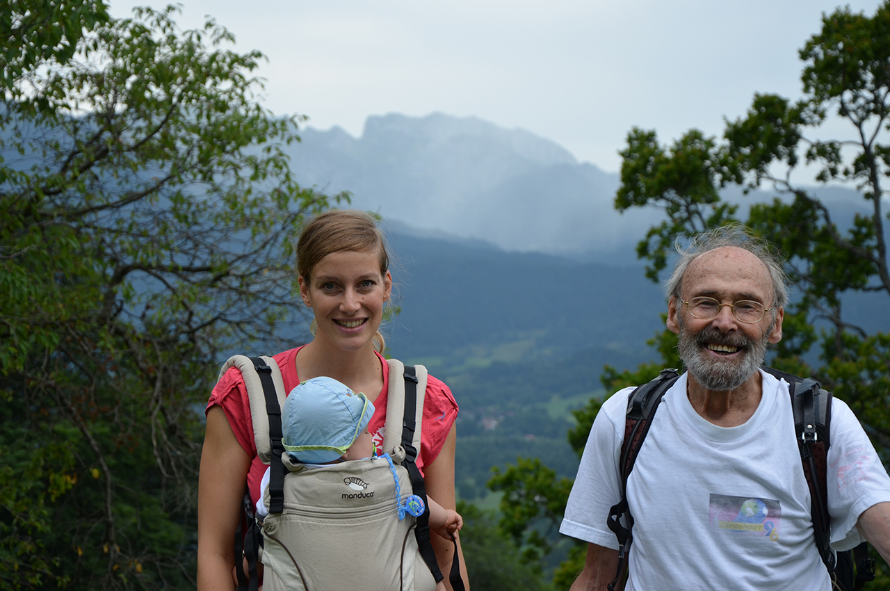 Hermann Huber und Stephanie Bartl (mit Sohn Finn) vor der Benediktenwand - gemeinsam realisierten sie Wege & Weggefährten.
