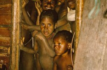 Dani-Kinder im Ilaga-Tal in Neuguinea