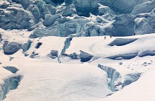 Drei Bergsteiger unter dem Eisbruch am Huascaran