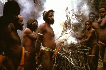 Dani am Rauchfeuer in Neu-Guinea