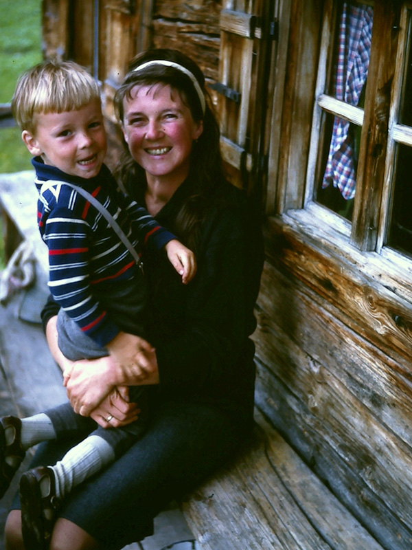 Fanny Huber mit Sohn Wolfgang Huber auf der Krottental-Alm im Jahr 1966