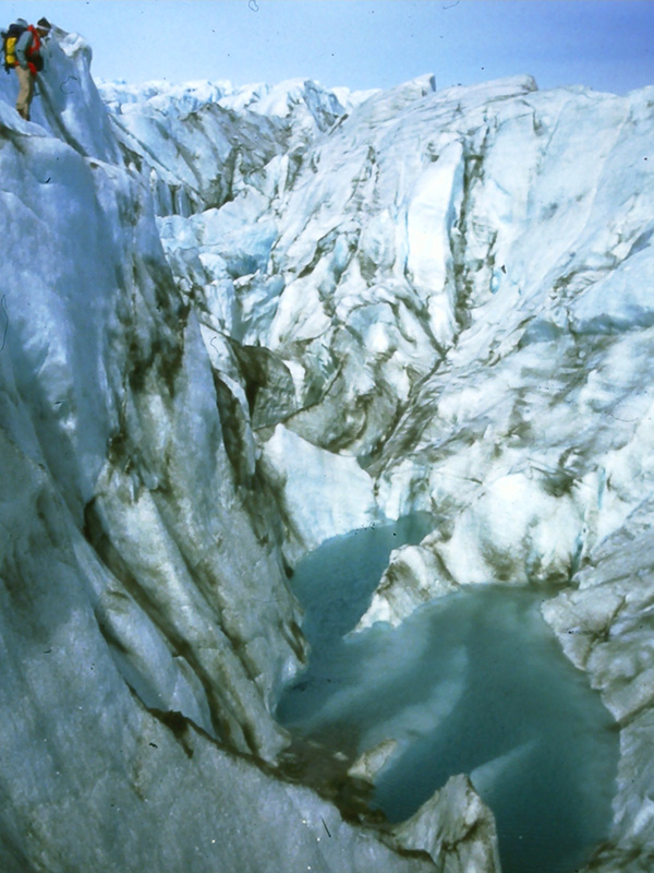 Gletscher-Abbruch mit Bergsteiger links im Bild. SALEWA Archiv